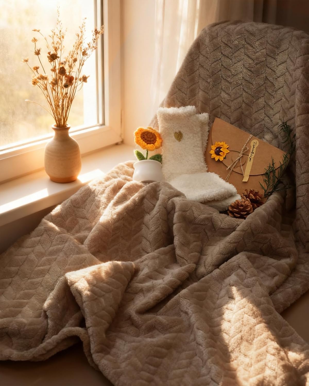 available in two color variants: sunflower-brown and sunflower-white