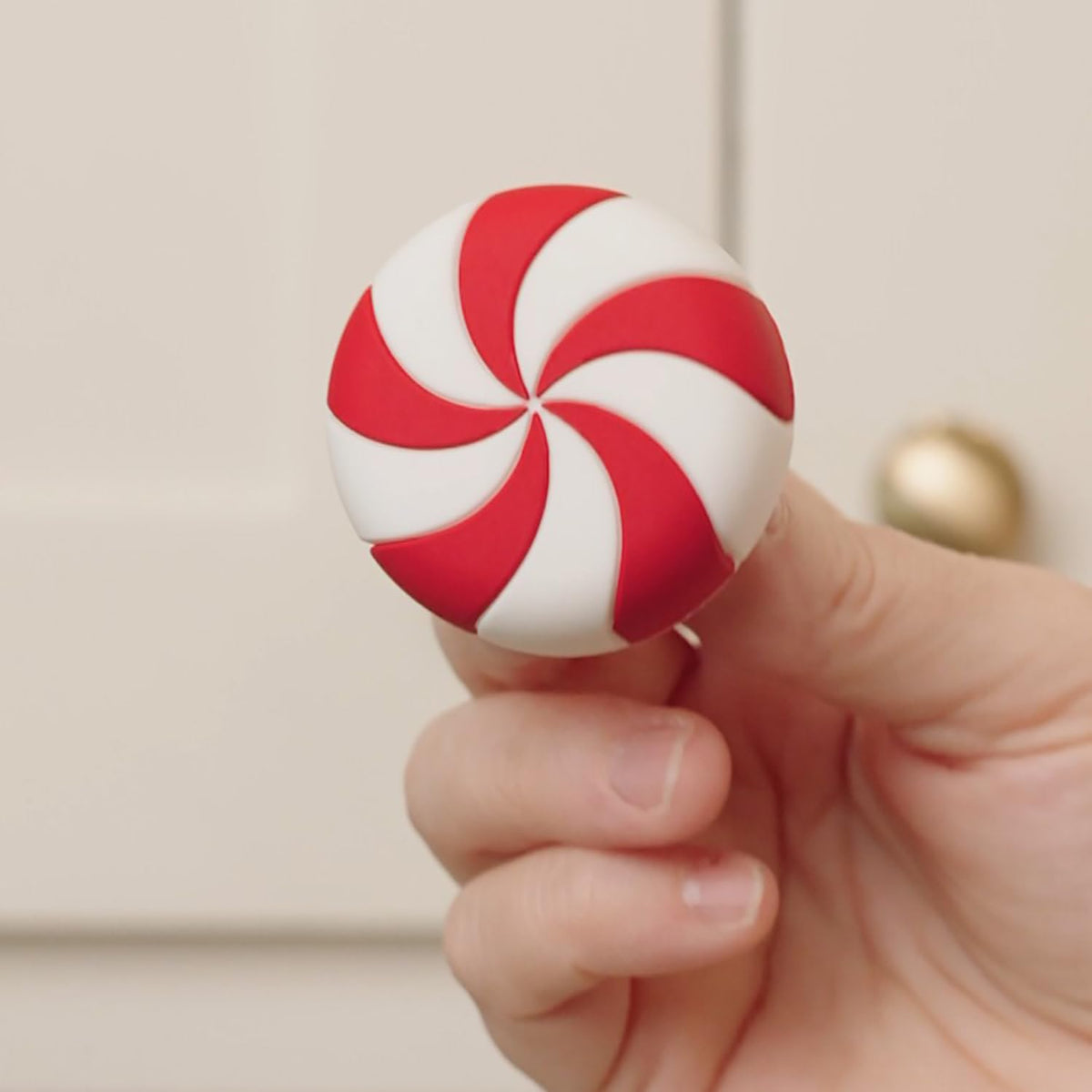 four holiday-themed variants available in the same product line (red peppermint, gingerbread house, snowflake, snowman)