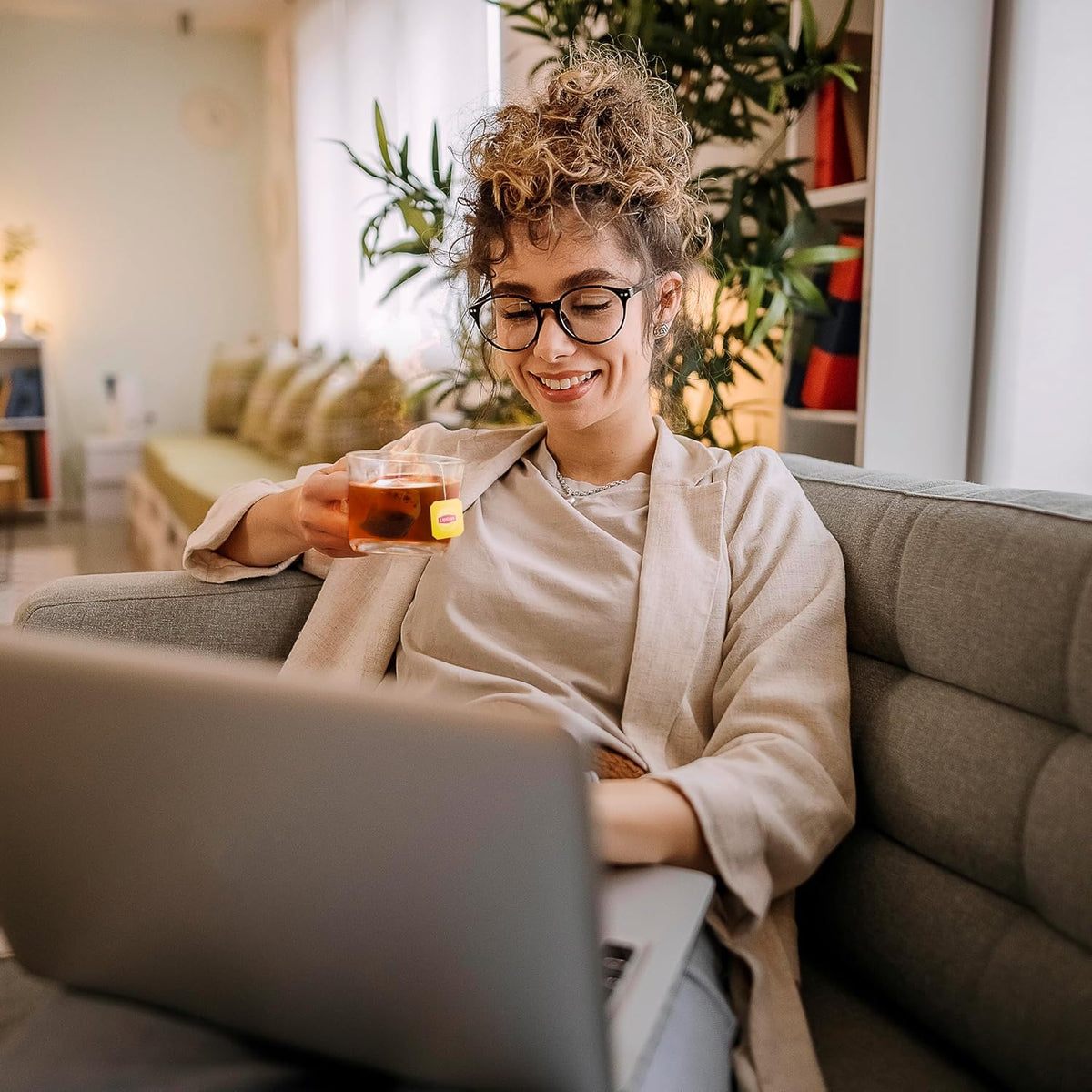 Lipton Caffeinated Black Tea – Study Desk Fuel for Long Work Sessions and Deep Focus