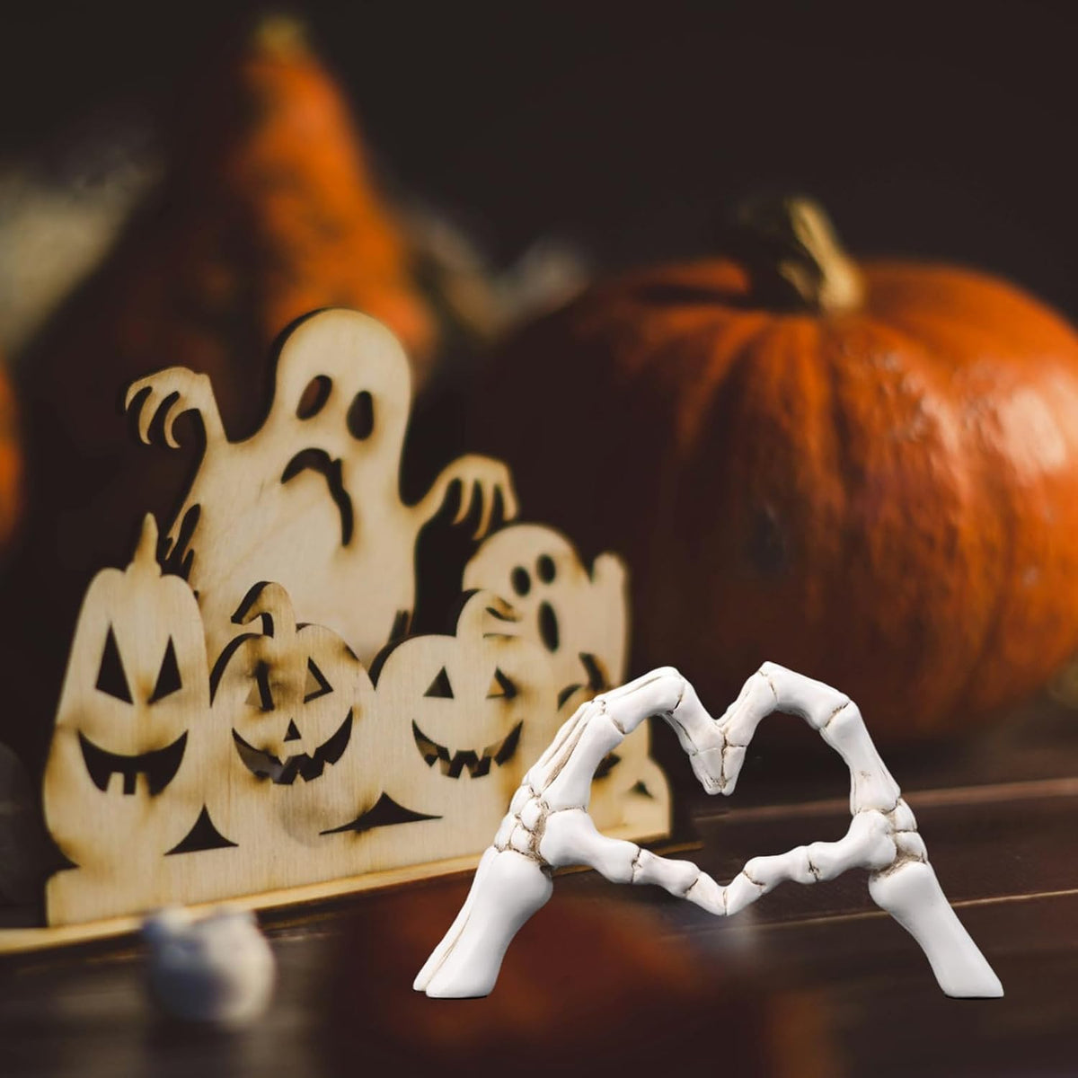MOCOPIA Skeleton Heart Hands Statue – Home Office Desk Decor for Dark Theme Workspace, Compact Design