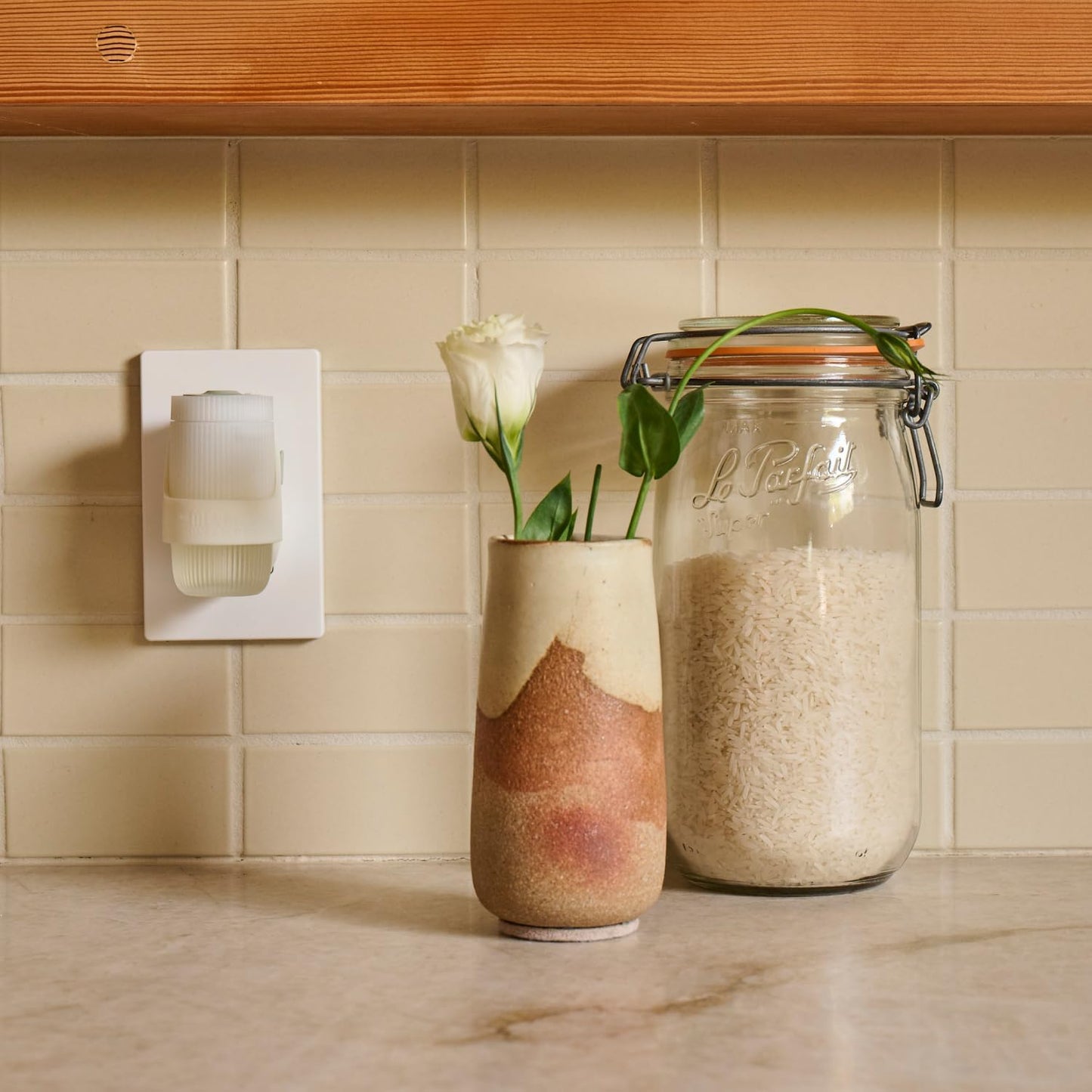 MRS. MEYER'S CLEAN DAY Home Fragrance Warmer – Cozy Bedroom Ambiance with Subtle Glass Design