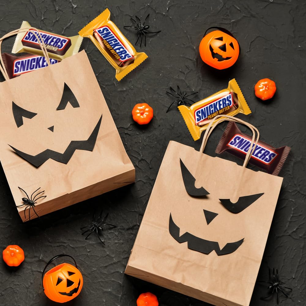 SNICKERS Assorted Fun Size Bars for Driveway Trick-or-Treat Stations, Outdoor Halloween 24 oz Bag