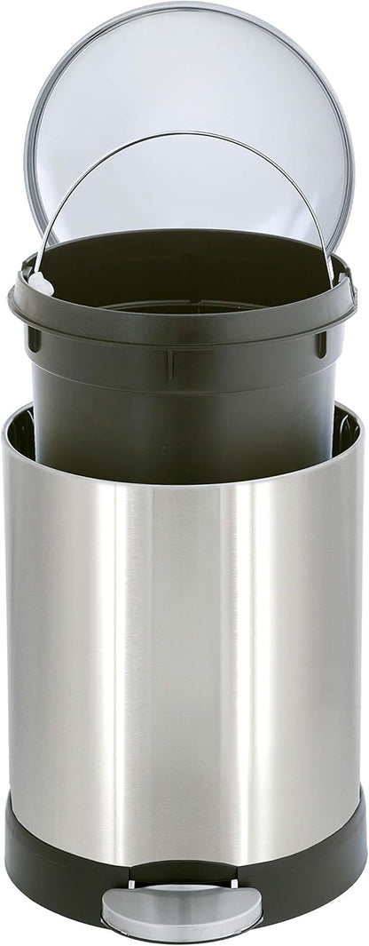 stay-open lid that tilts back 90° for easy bag changes