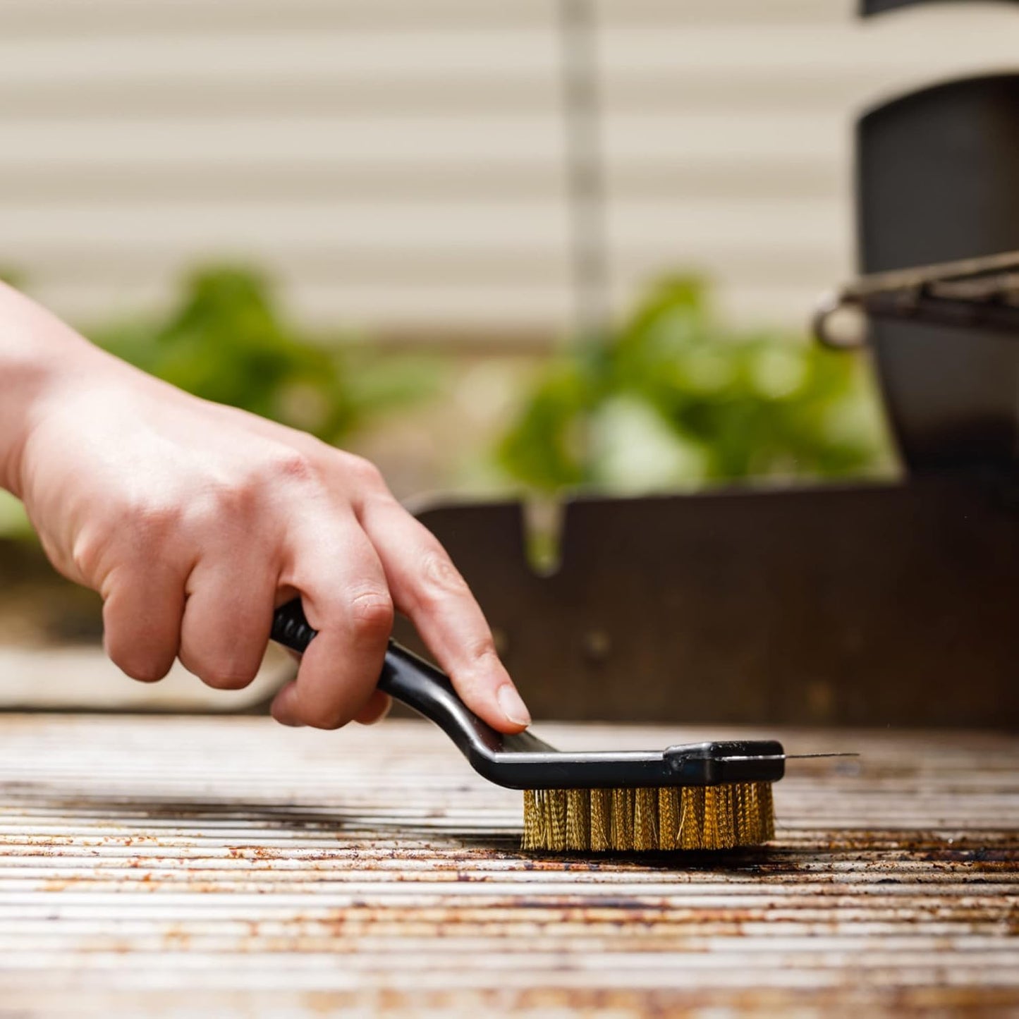 sturdy, hard construction built to handle heavy scrubbing without bending
